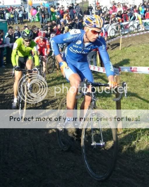 Isaac Suarez tras Sven Nys